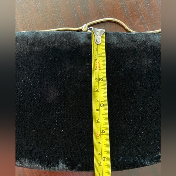 Stunning Black Velvet Vintage Evening Bag with Gold chain Handle & Kisslock Top - Picture 11 of 12